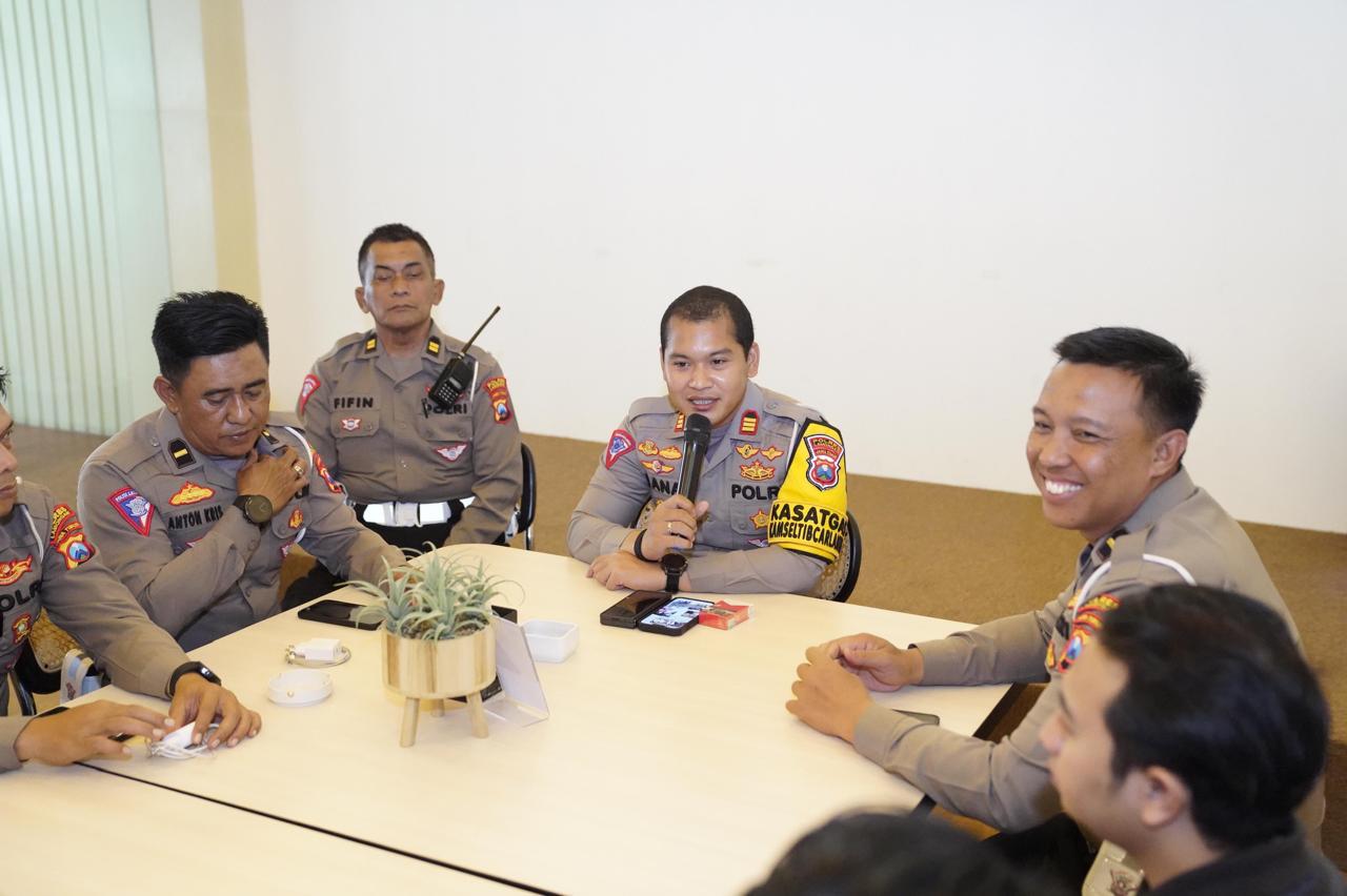 Satlantas Polres Lamongan Cangkrukan Bersama Netizen, Sosialisasikan Bijak Bermedia Sosial