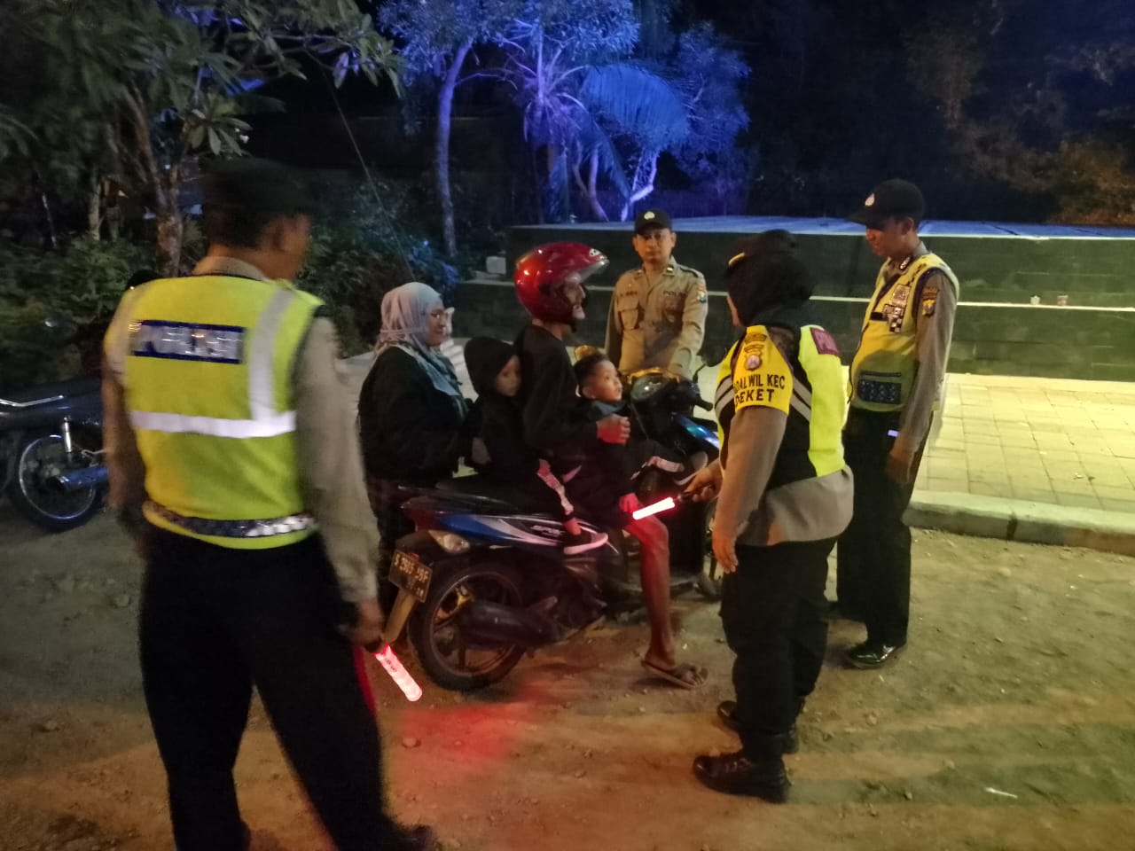 Personel Polres Lamongan Laksanakan Razia Cipta Kondisi Multi Sasaran Gabungan Polsek Rayon 5