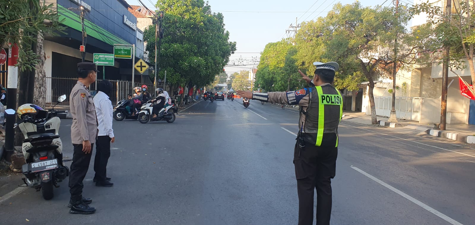 Anggota Polres Lamongan Laksanakan Commander Wish Pagi Hari
