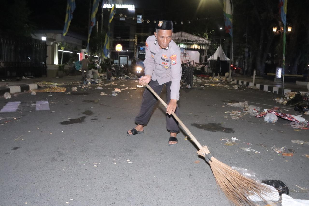 Polres Lamongan Laksanakan Pembersihan Sampah Usai Kegiatan “Lamongan Bersholawat” dalam Rangka HUT Bhayangkara Ke-78 Tahun 2024