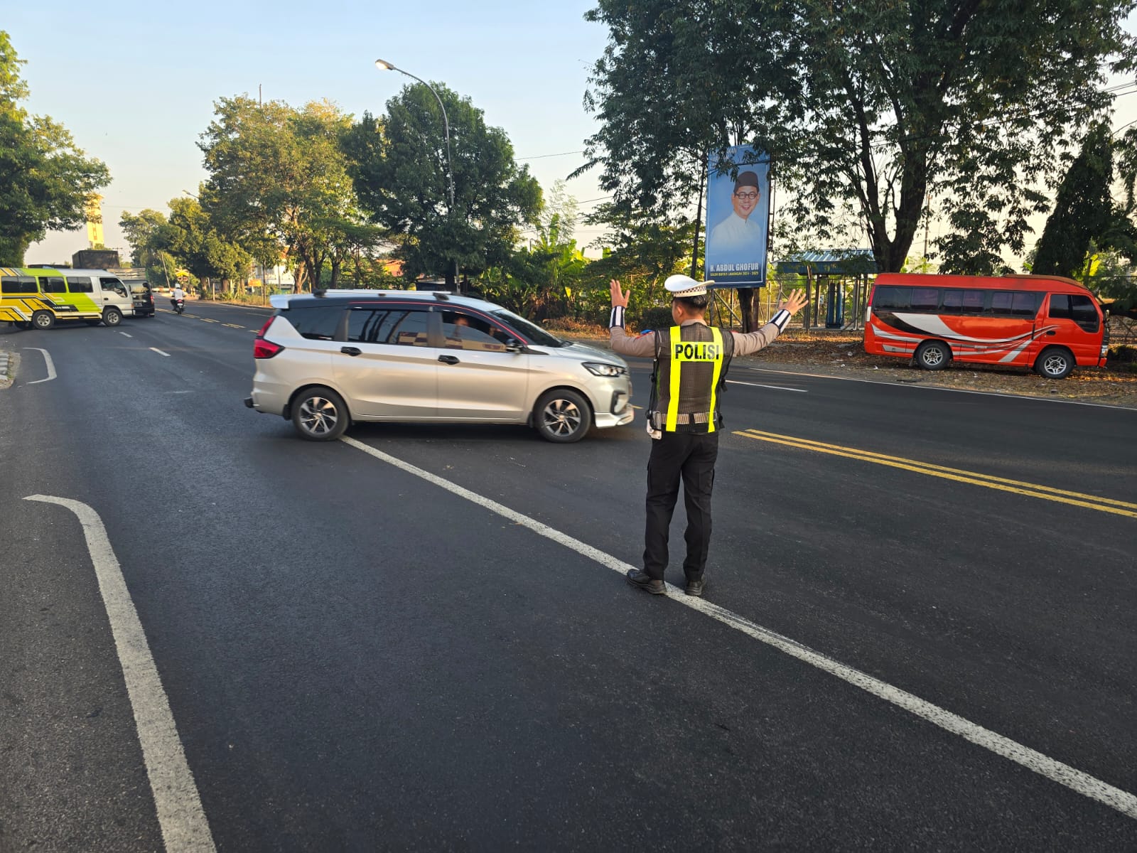 Personel Polres Lamongan Lakukan Commander Wish Guna Kelancaran Arus Lalin