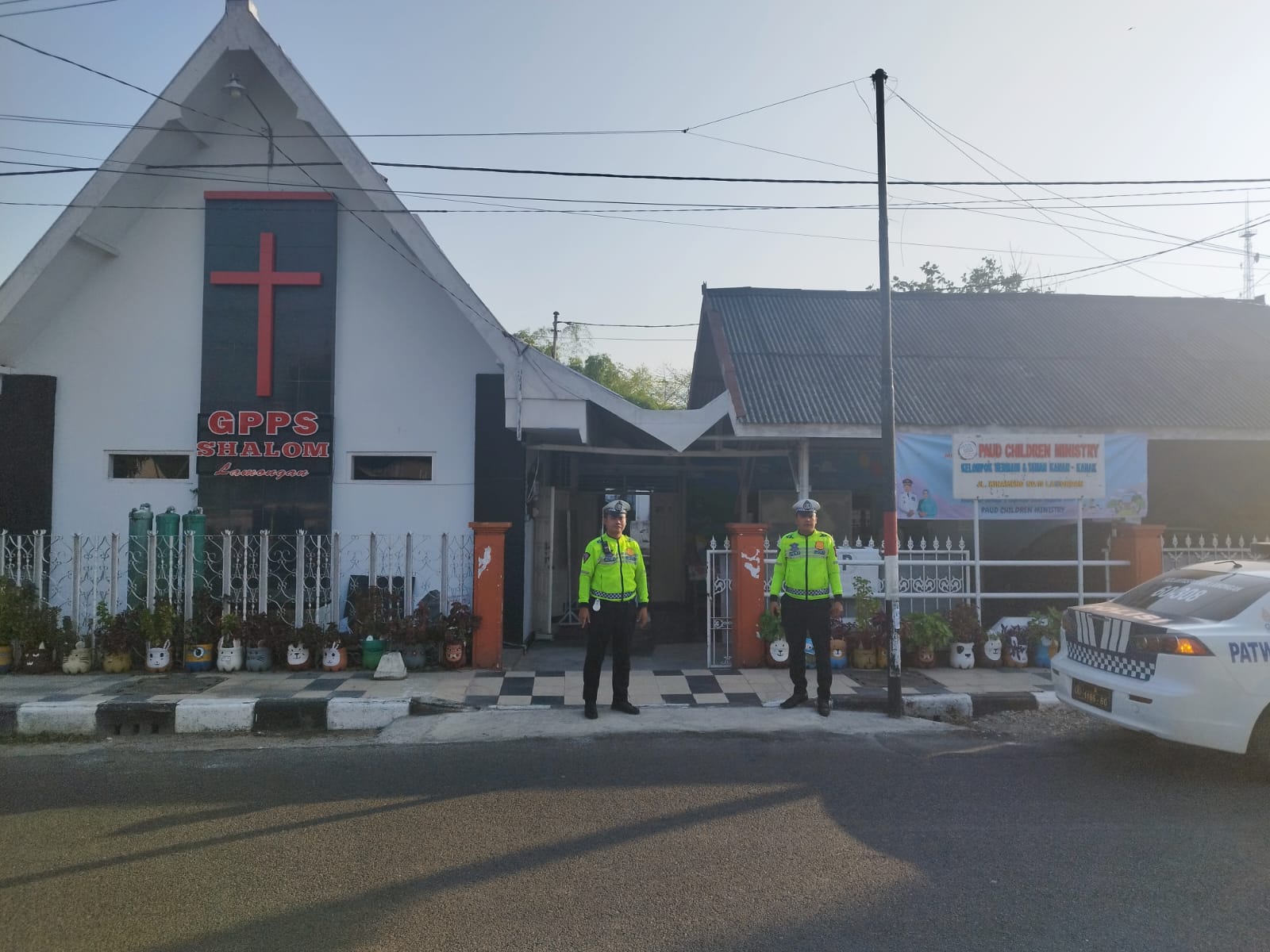 Polres Lamongan Laksanakan Pengamanan Ibadah di Gereja