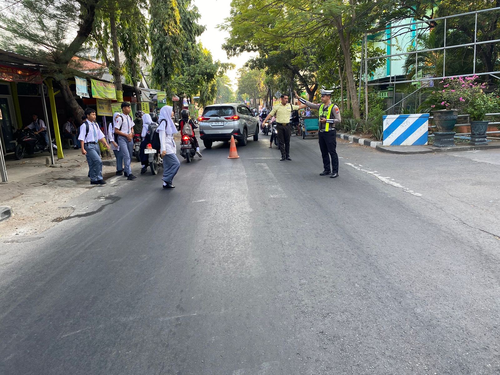 Personel Polres Lamongan Laksanakan Commander Wish Pagi Hari
