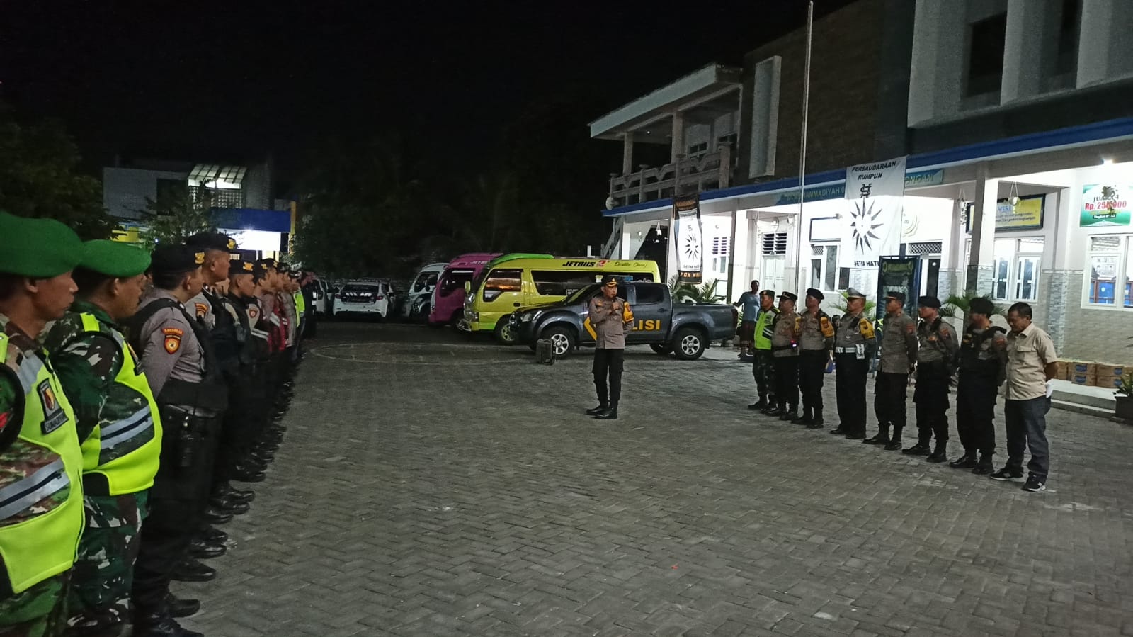 Polsek Paciran Gelar Apel Pengamanan Pengesahan Warga Baru PRSH 2024 di Blimbing