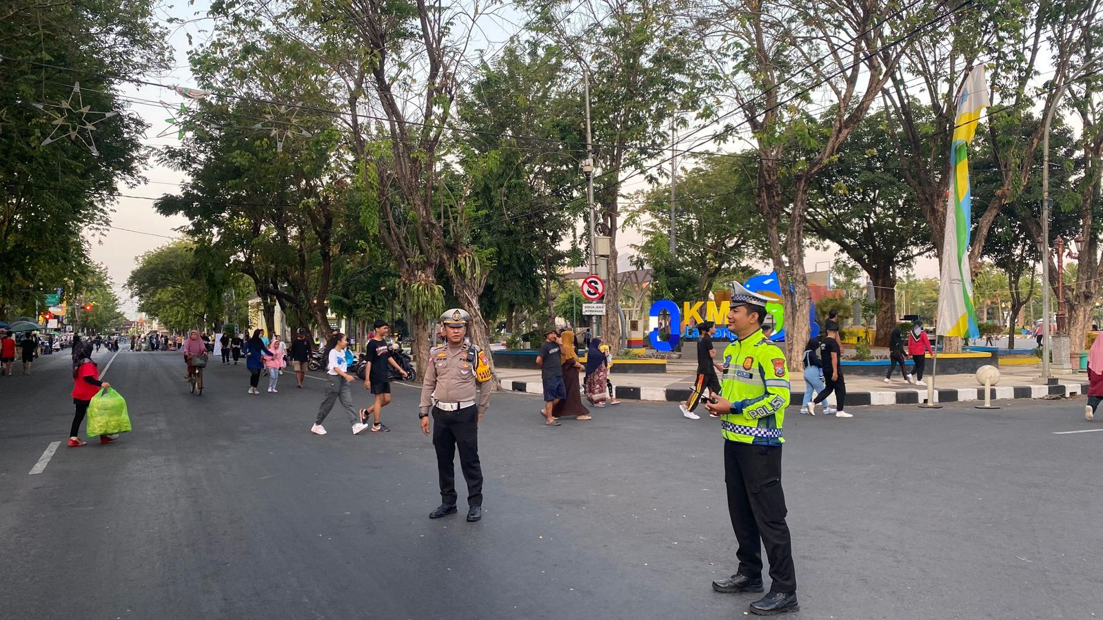 Anggota Polres Lamongan Gelar Pengamanan Minggu Ceria Di Alun-alun
