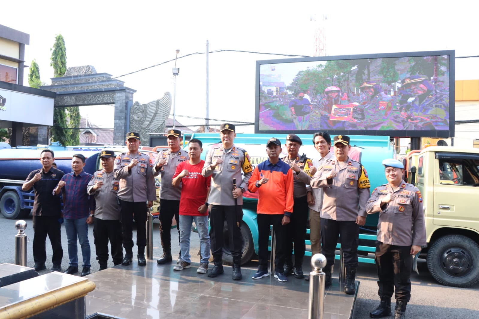 Kapolres Lamongan Berangkatkan 85.000 Liter Bantuan Air Bersih Untuk Masyarakat Lamongan