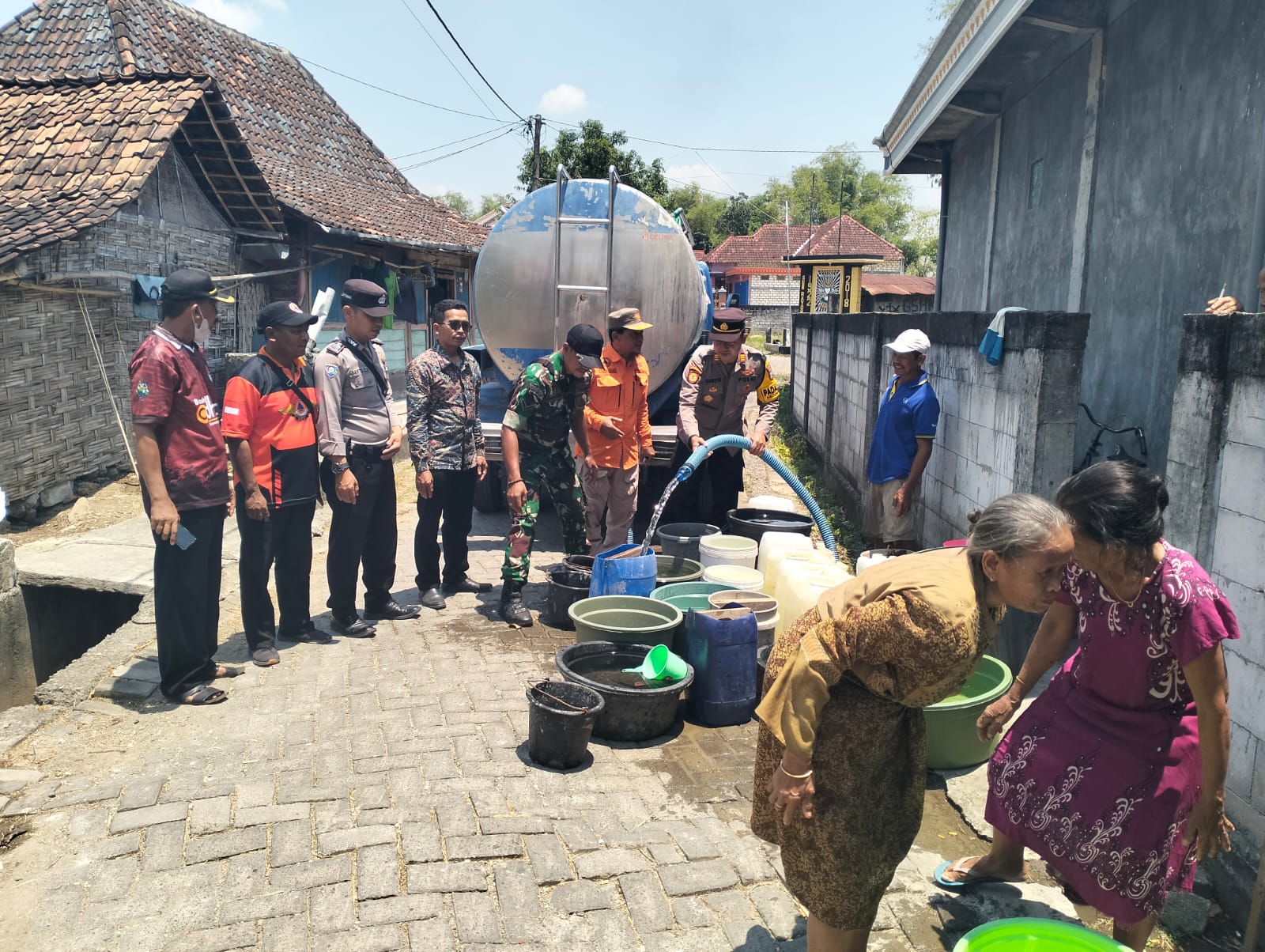 Polsek Kembangbahu dan Polsek Kedungpring Bantu Pendistribusian Air Bersih di Tengah Kekeringan