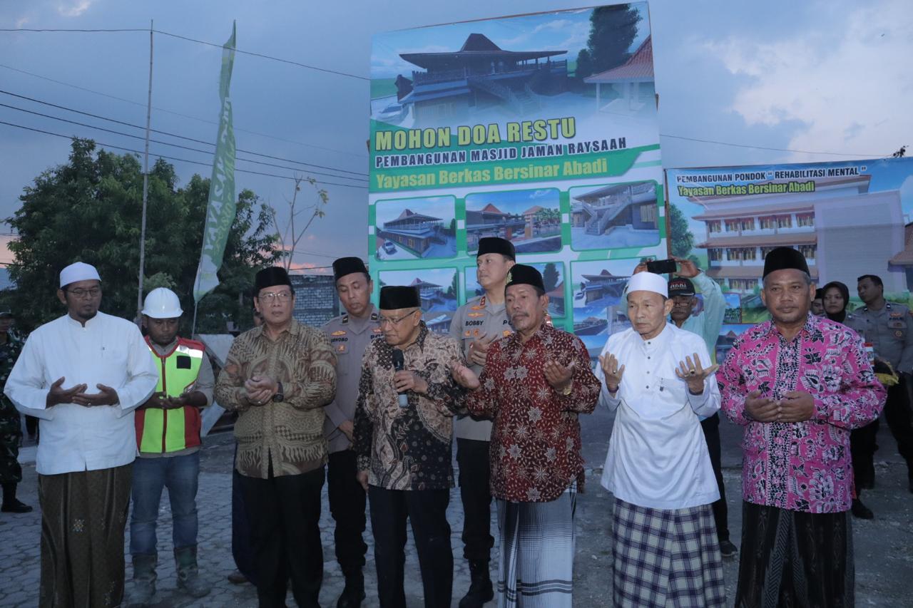 Peletakan Batu Pertama Pembangunan Masjid Jaman Raysaah di Yayasan Berkas Bersinar Abadi oleh Kapolres Lamongan