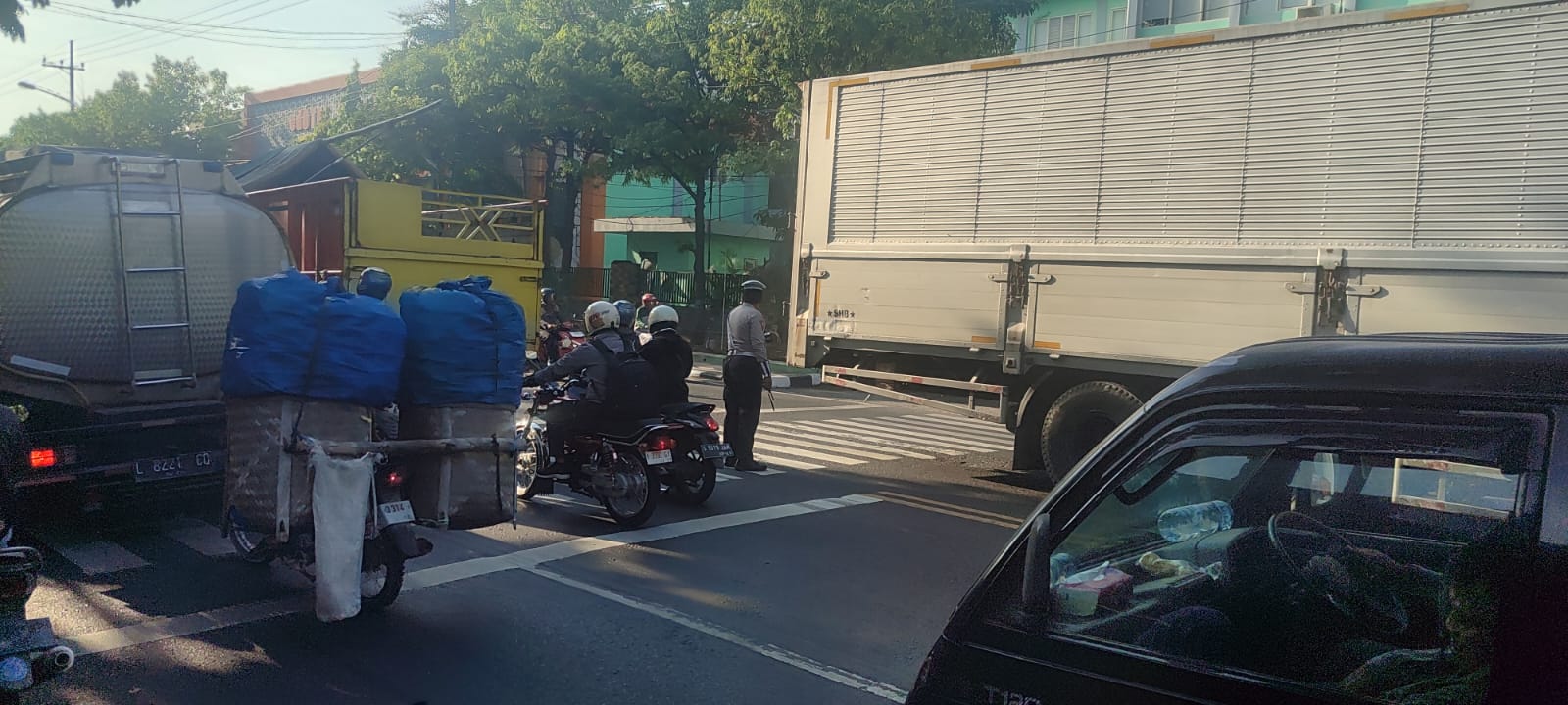 Personel Polres Lamongan Ciptakan Kelancaran Arus Lalu Lintas Melalui Commander Wish