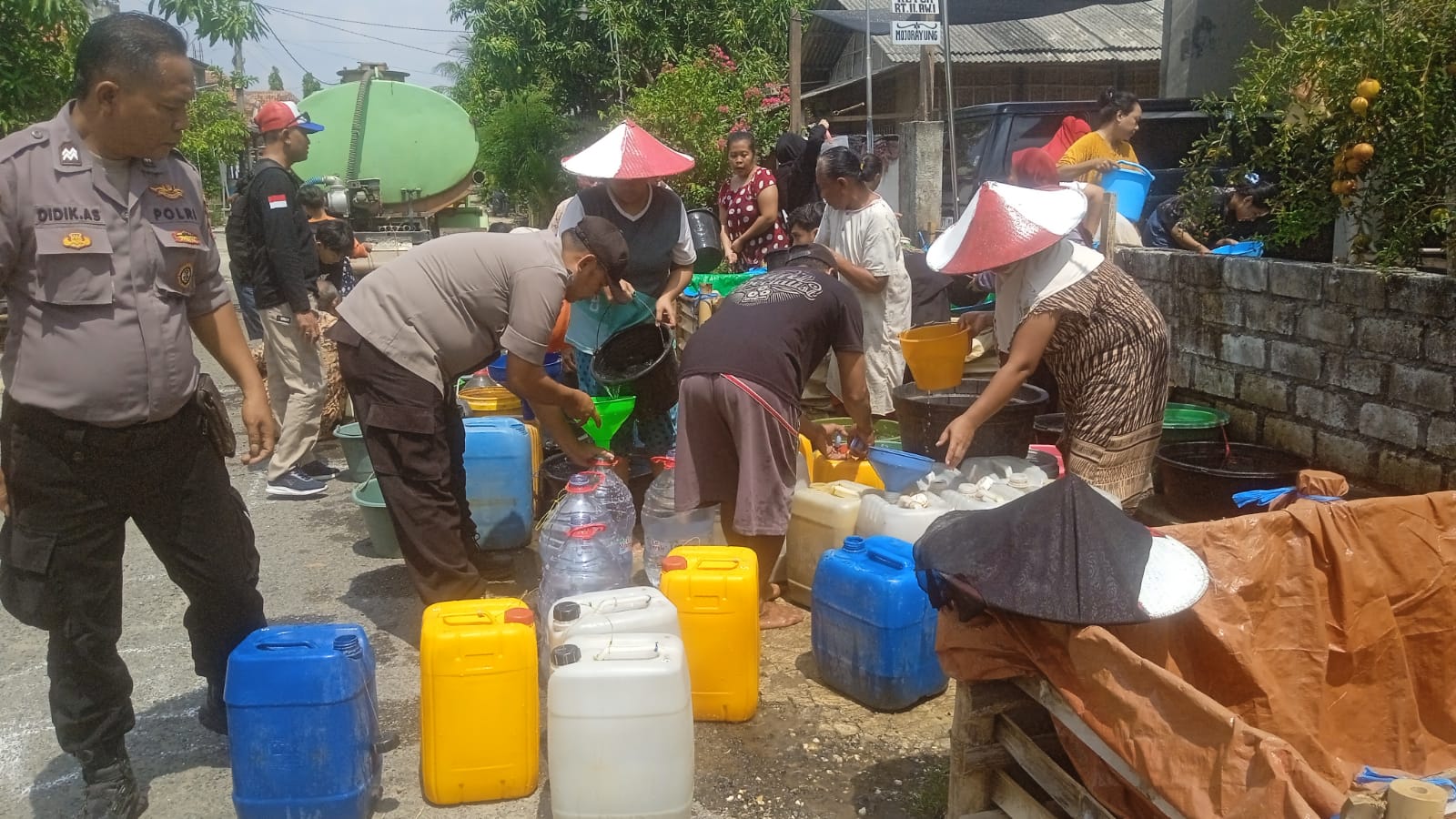 Penyaluran Bantuan Air Bersih oleh Polsek Kembangbahu di Dusun Mojorayung, Desa Lopang