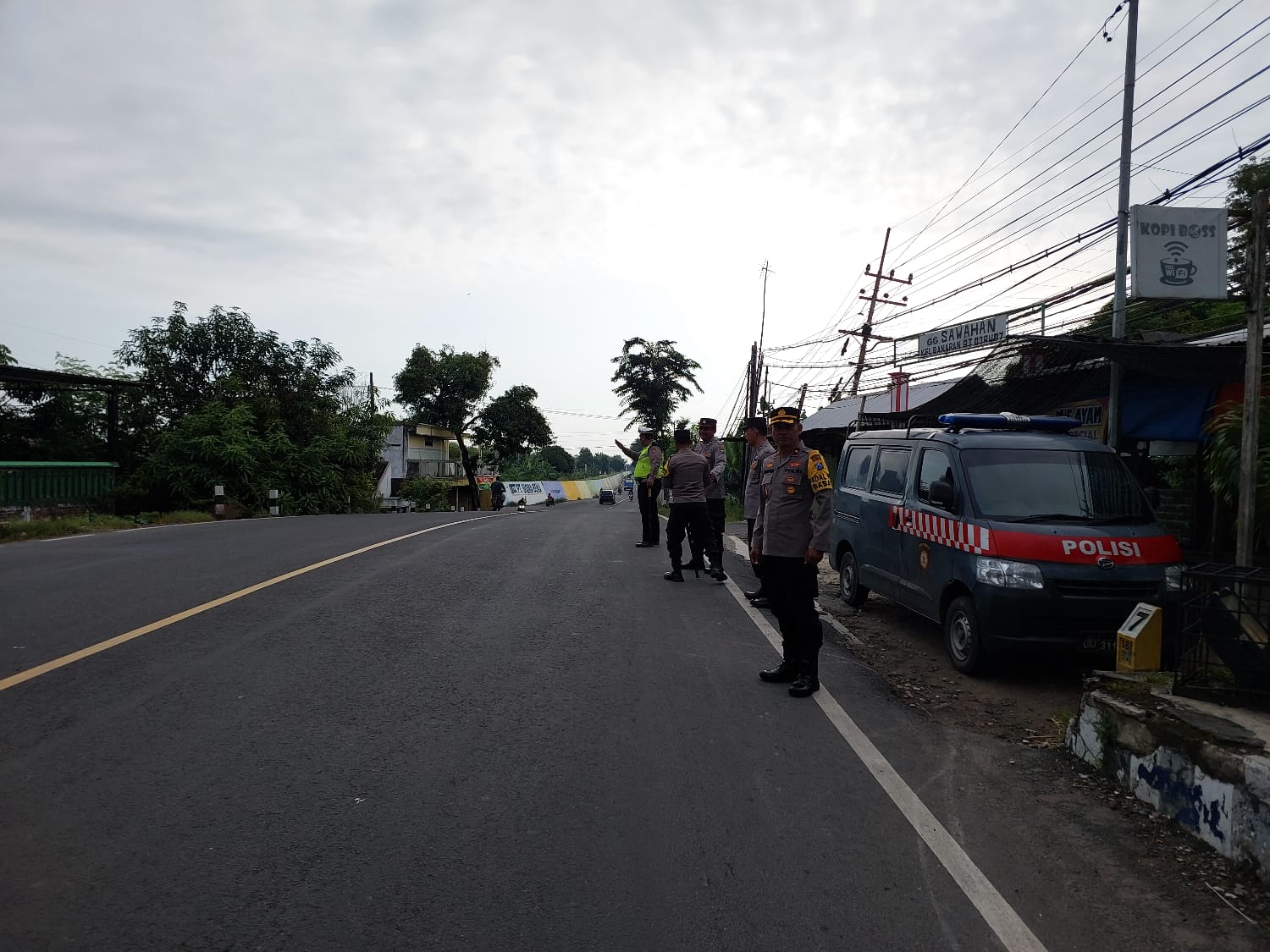 Polres Lamongan Laksanakan Penyekatan di Perbatasan untuk Antisipasi Keberangkatan Suporter Persela Lamongan ke Bojonegoro