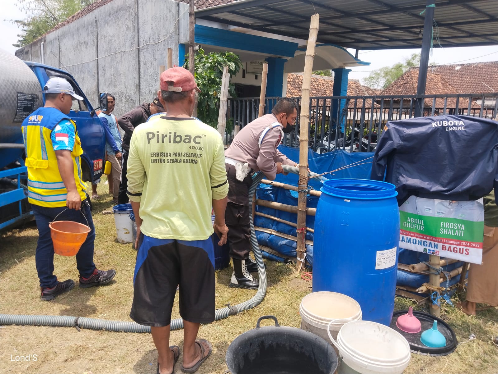 Polsek Kembangbahu Salurkan Bantuan Air Bersih di Dusun Banjaranyar, Desa Lopang