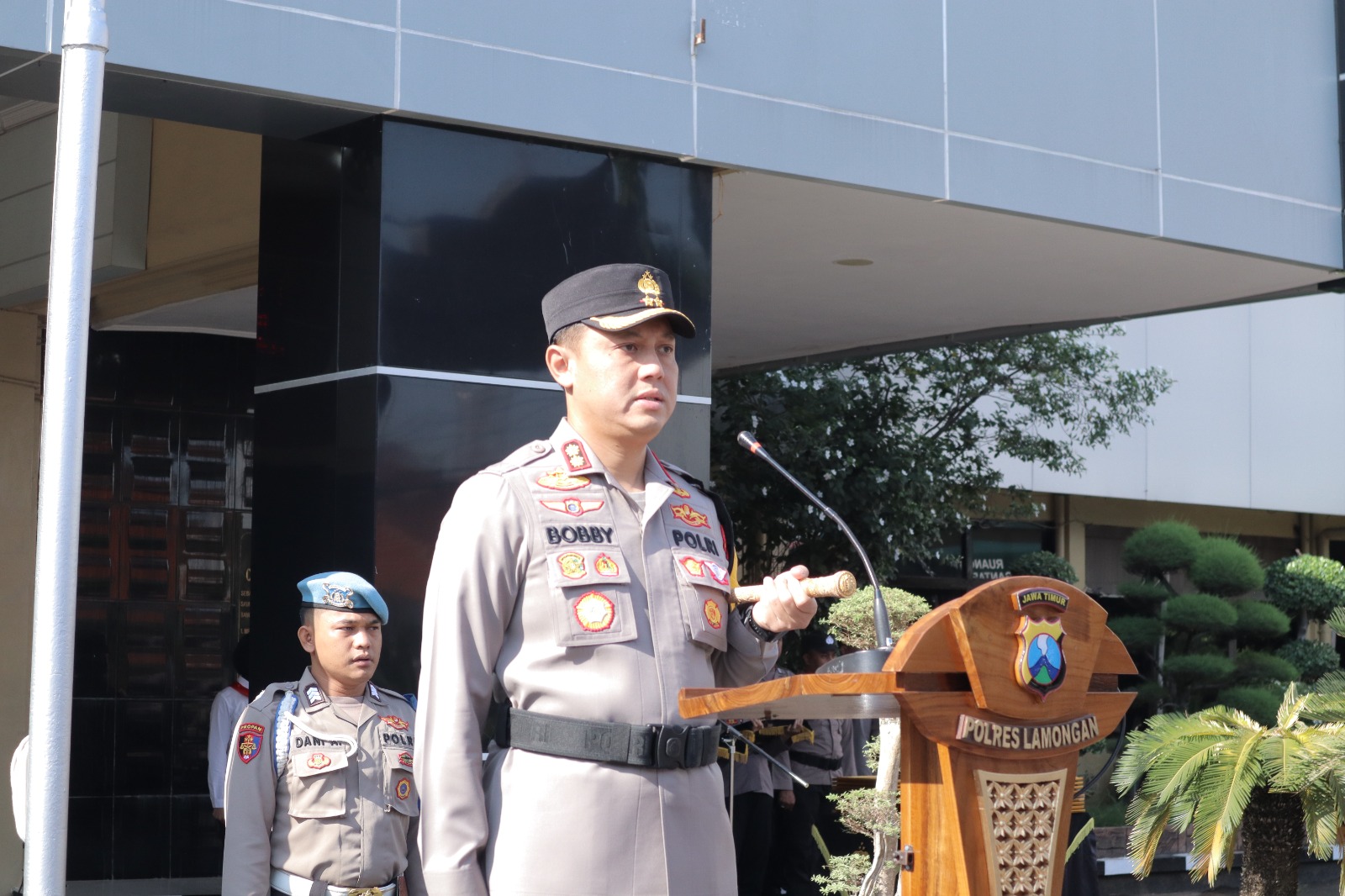 Polres Lamongan Gelar Upacara Pemberian Penghargaan kepada Anggota Polri Berprestasi dan Atlet Inkanas Binaan Polres Lamongan