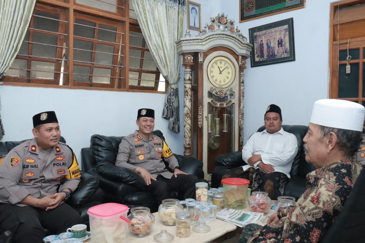 Kapolres Lamongan Gelar Silaturahmi di Pondok Pesantren Sunan Drajat Paciran dalam rangka Cooling Sistem Jelang Pilkada Serentak 2024