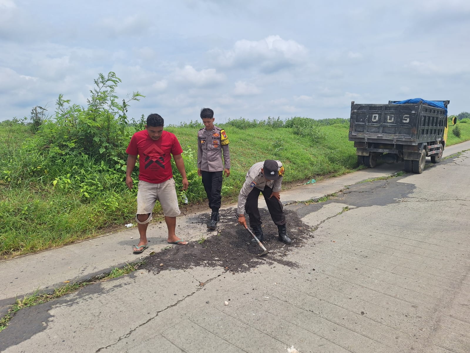 Polsek Solokuro Laksanakan Pengurukan Jalan Berlubang untuk Cegah Laka Lantas