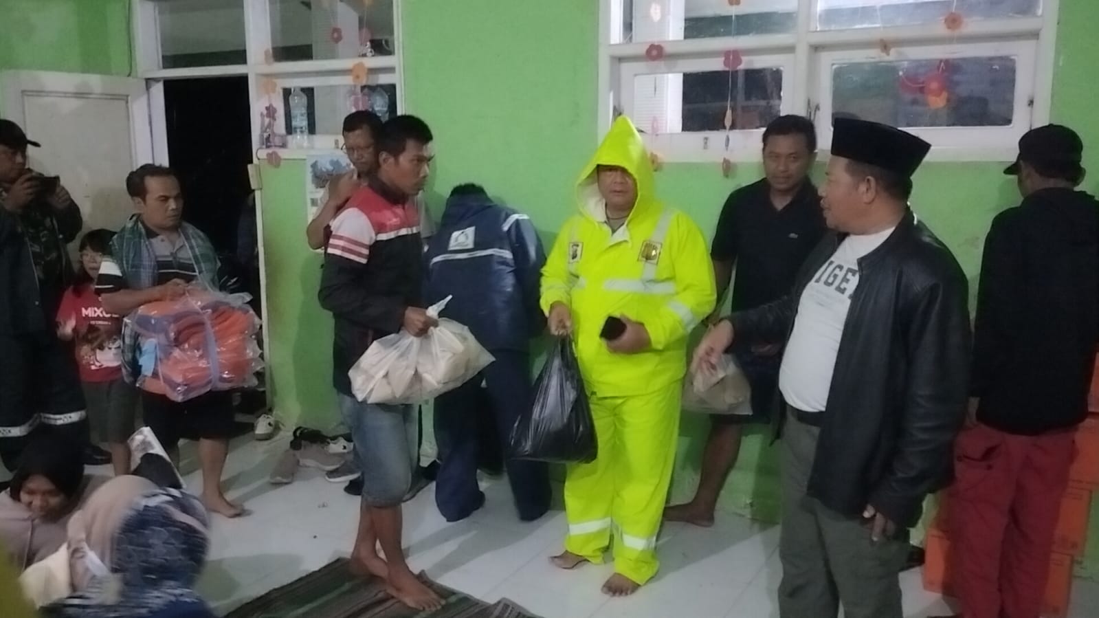 Tanggap Bencana Polisi Bersama TNI dan BPBD Evakuasi Korban Pergeseran Tanah di Pasuruan