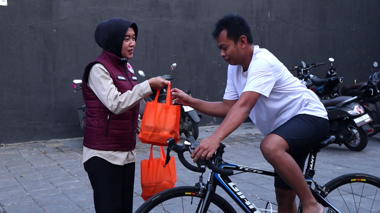 Satresnarkoba Polres Lamongan Berbagi Takjil di Bulan Suci Ramadhan