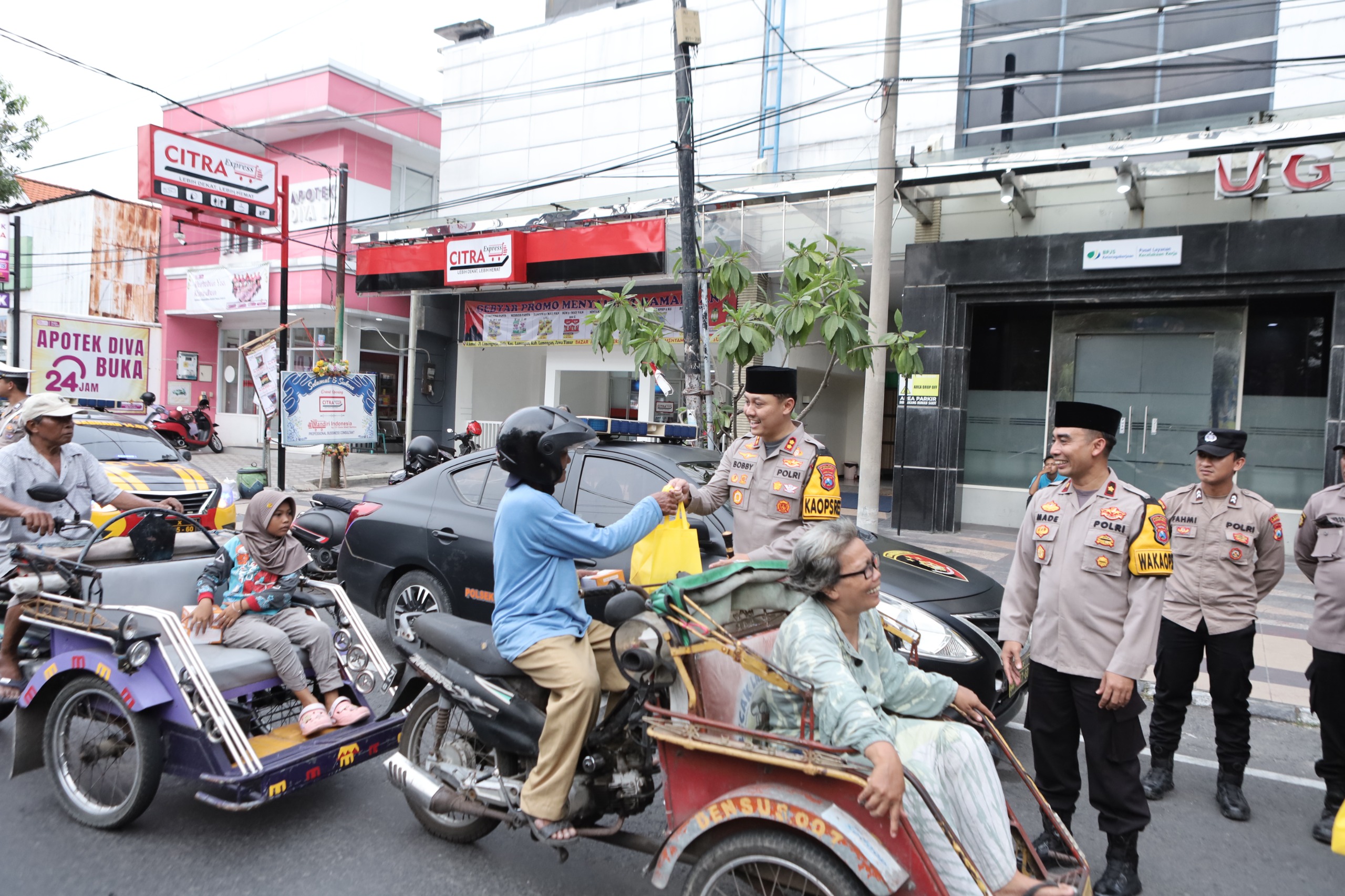 Polri Berbagi Takjil di Bulan Ramadhan, Kapolres Lamongan Bagikan 300 Paket Takjil kepada Masyarakat