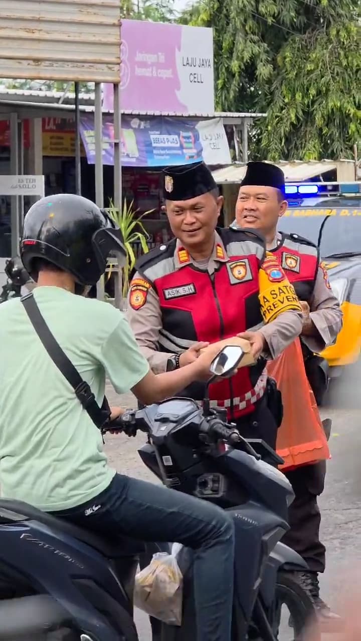 Samapta Polres Lamongan Bagikan Takjil dan Patroli Ngabuburit Hadir Ditengah Masyarakat