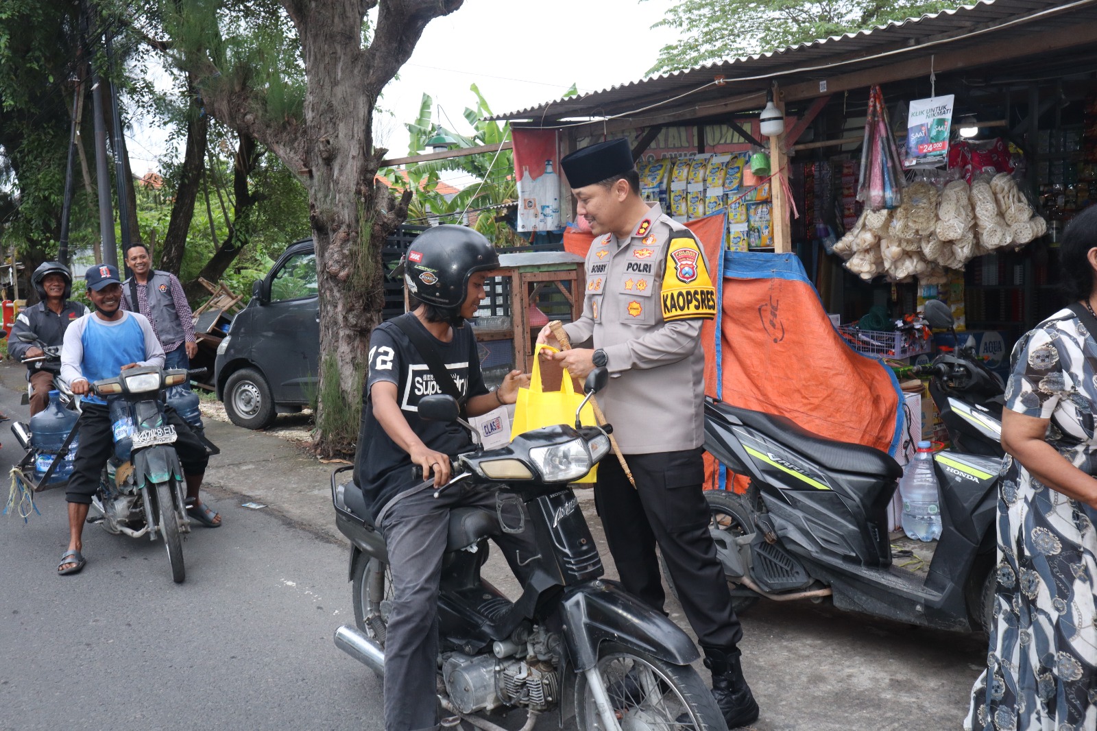 Kapolres Lamongan Bersama Rombongan Bagikan Takjil kepada Pengguna Jalan di Depan Mapolsek Lamongan Kota