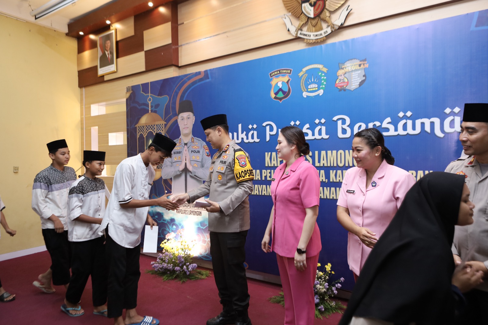Kapolres Lamongan Berbagi Kebahagiaan Ramadhan Bersama Anak Yatim Piatu Yayasan Al Mizan