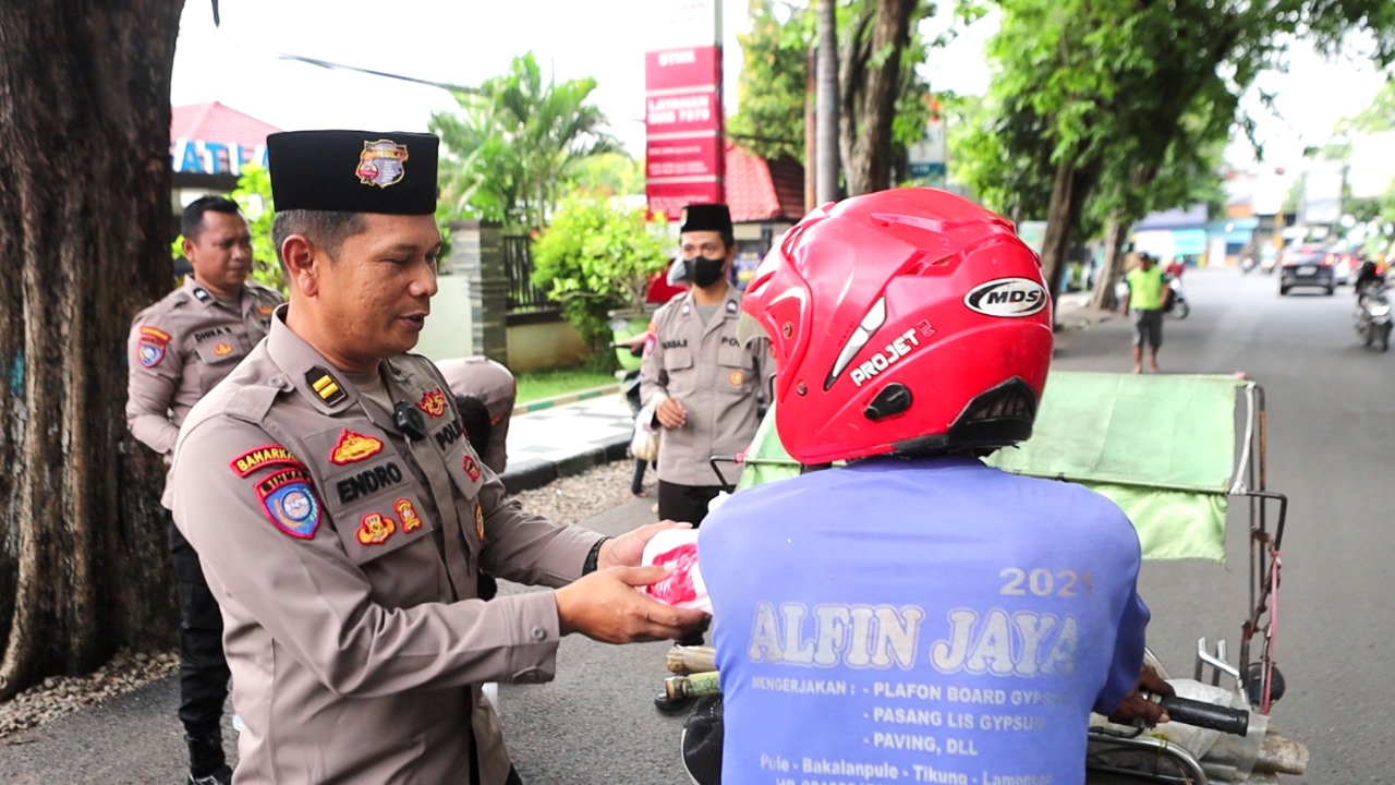 Satbinmas Polres Lamongan Berbagi Takjil Gratis di Bulan Suci Ramadhan