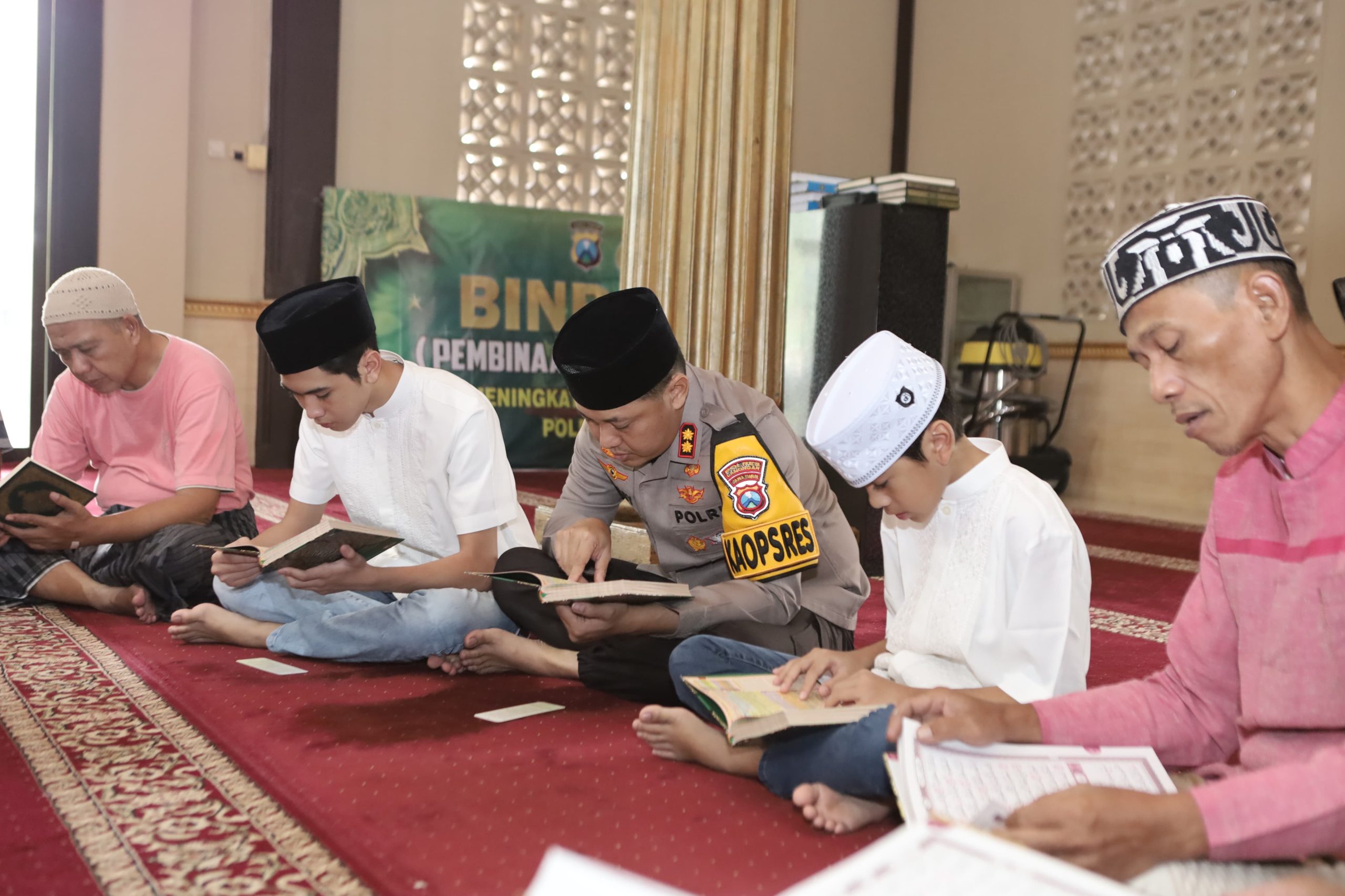Kapolres Lamongan: “Tadarus Bersama Warga di Masjid Al Busrah Wujud Kedekatan Polri dengan Masyarakat”