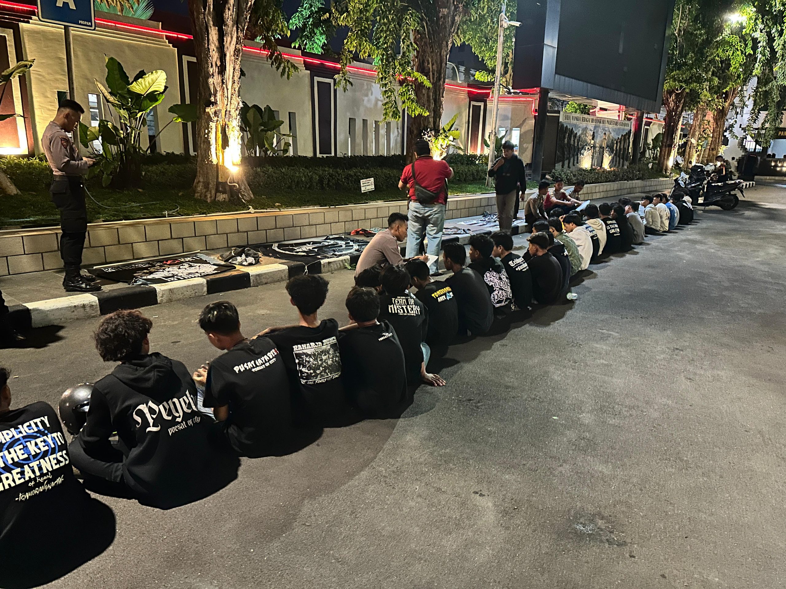Ops Ketupat Semeru Polrestabes Surabaya Amankan Puluhan Remaja yang Bikin Onar Tutup Jalan