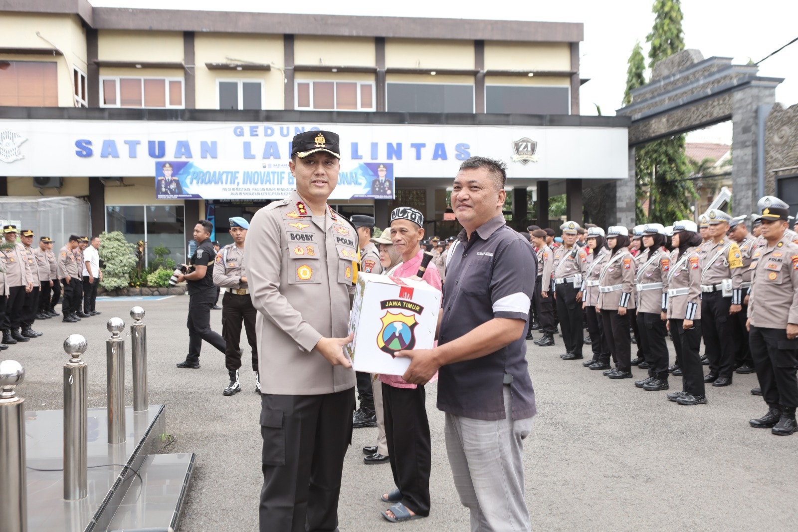 Kapolres Lamongan menyerahkan Bingkisan Lebaran untuk Anggota Polres Lamongan, Tokoh Agama dan Wartawan