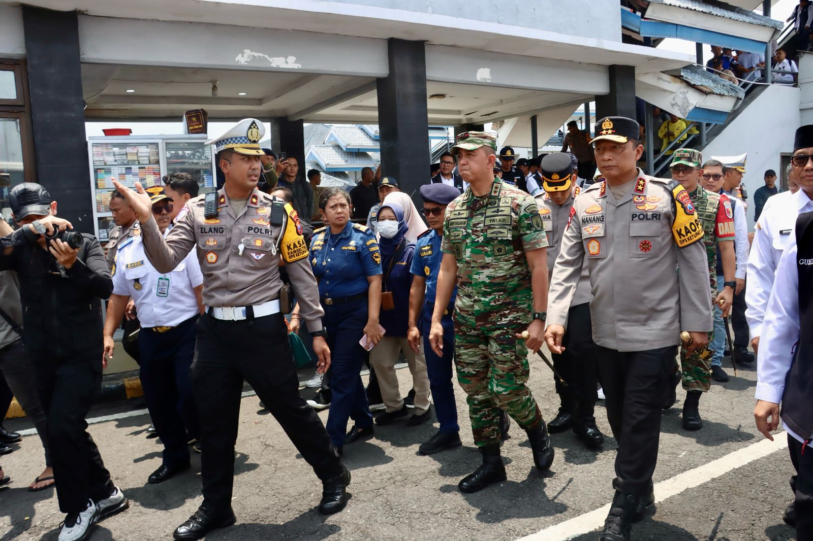 Kapolda Jatim Bersama Pangdam V Brawijaya dan Gubernur Tinjau Arus Mudik di Pelabuhan Ketapang