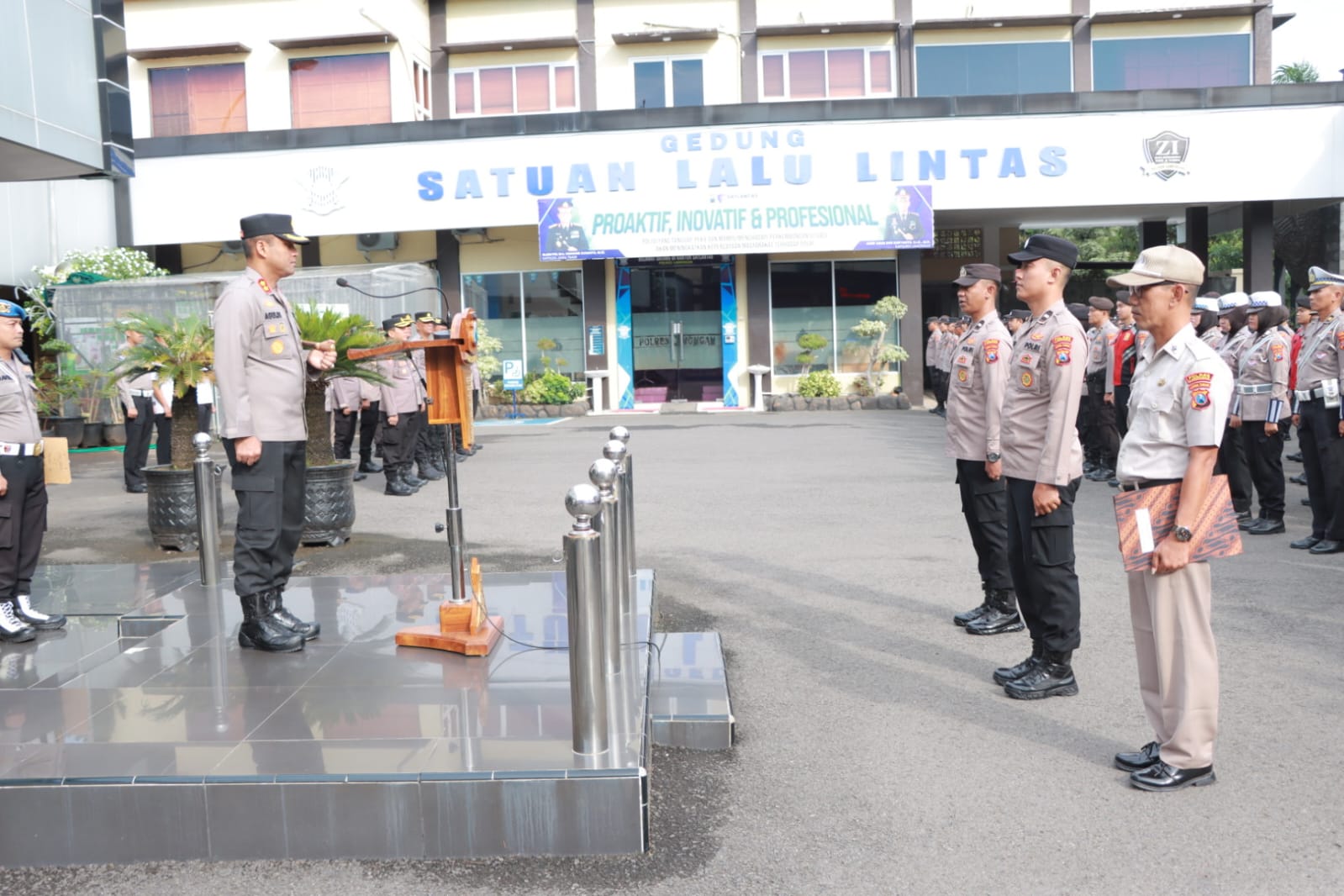Kapolres Lamongan Pimpin Apel Pagi, Tekankan Tanggung Jawab dan Kekompakan Anggota