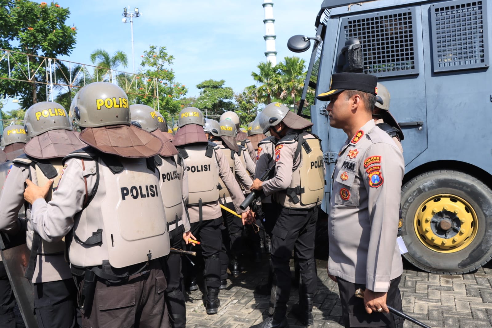 Polres Lamongan Gelar Simulasi Pengendalian Massa Jelang May Day, Kapolres Pimpin Langsung di Lapangan