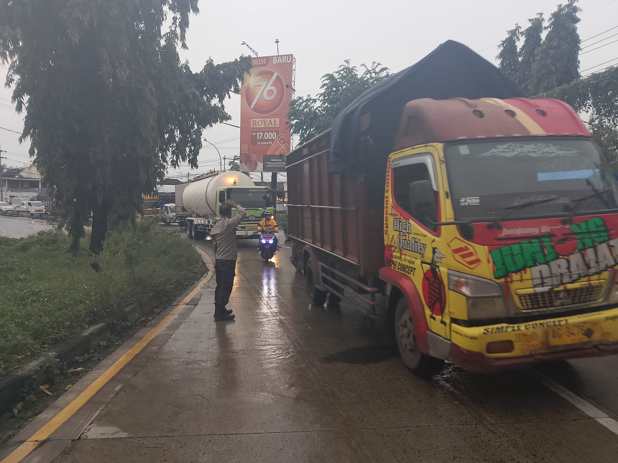 Quick Respon Polsek Babat Evakuasi Pohon Tumbang di Jalur Babat-Widang