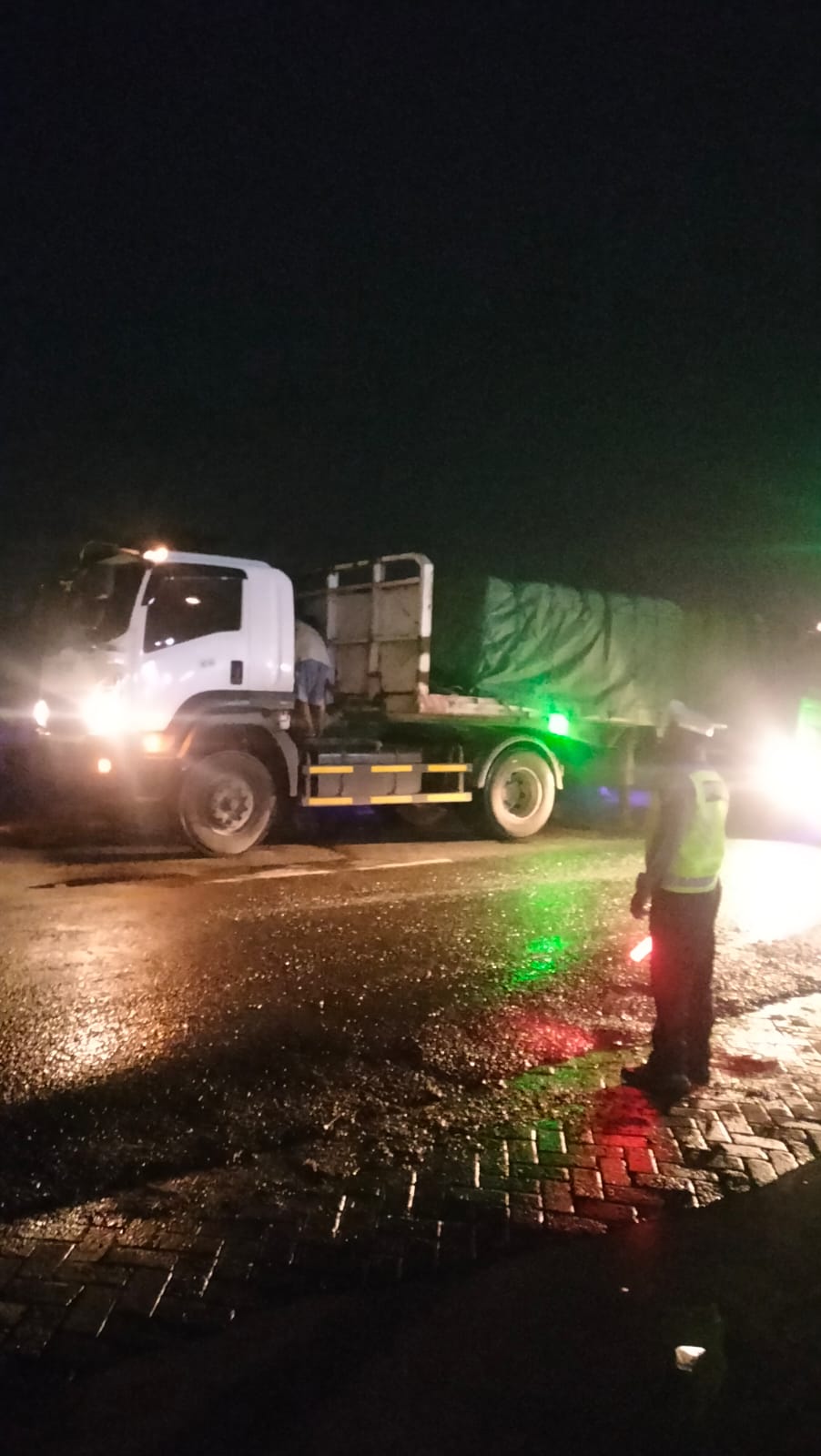 Personel Polsek Babat Tanggap, Atur Lalu Lintas Usai Truk Trailer Rusak di Jl Raya Lamongan-Babat