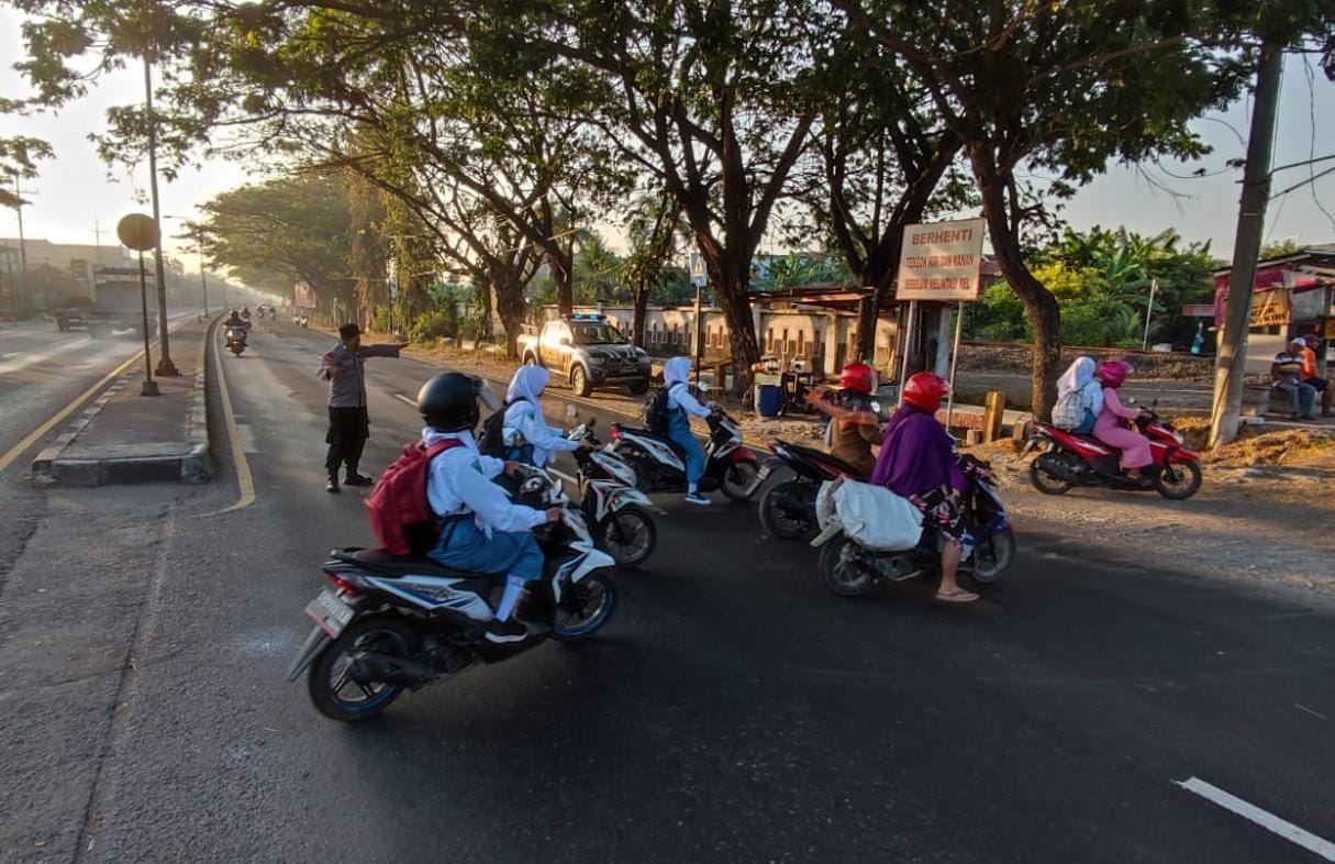 Personil Polres Lamongan Bantu Pengaturan Lalu Lintas di Depan Sekolah dan Titik Rawan Kemacetan