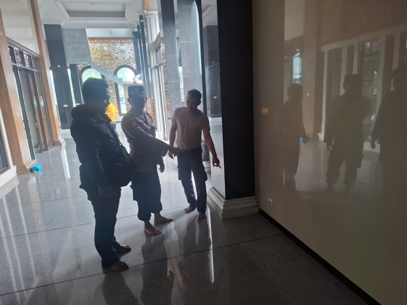 Unit Reskrim Polsek Ngimbang Amankan Pelaku Pencurian Handphone di Masjid Miftahul Fallah