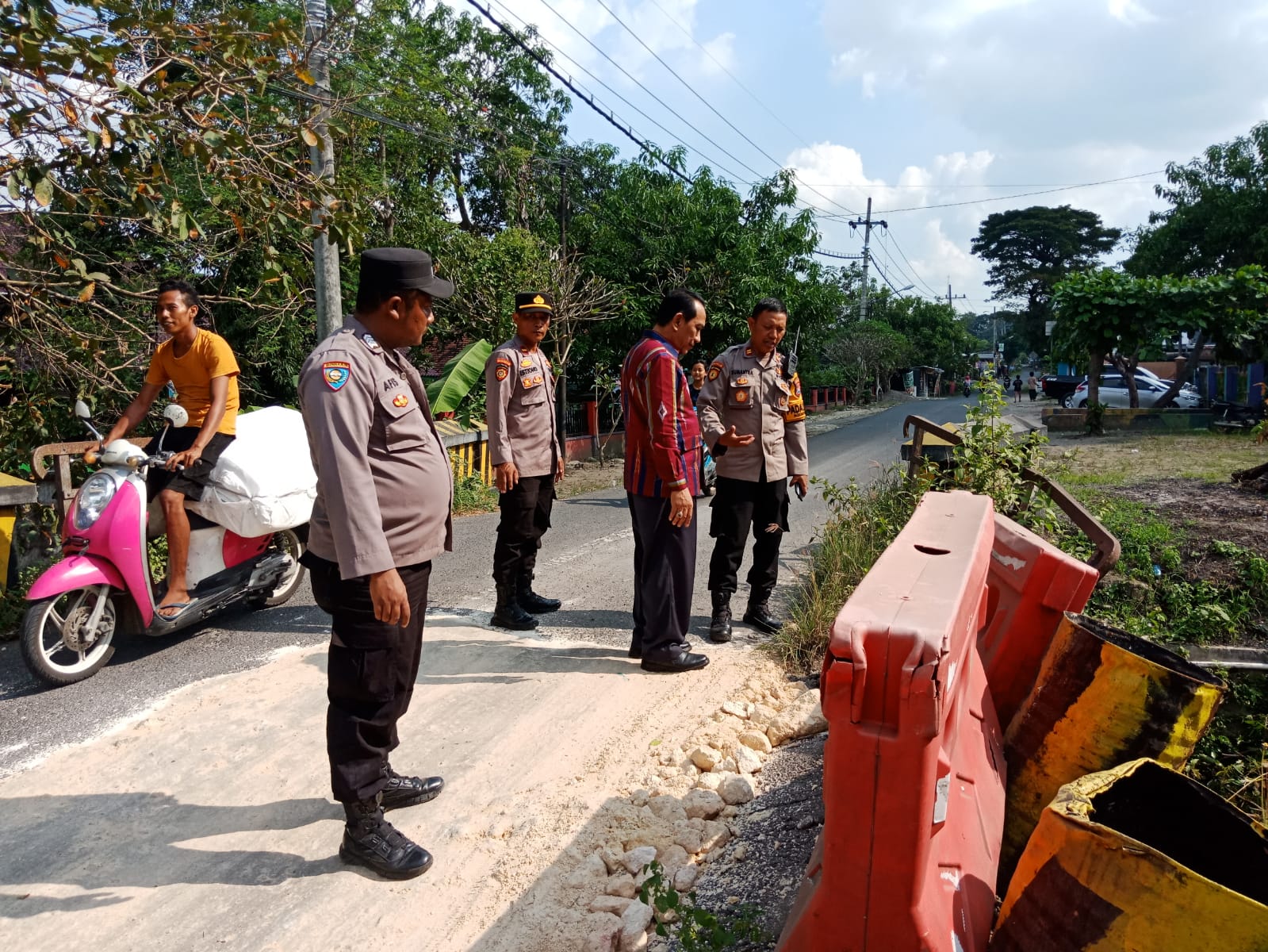 Kapolsek Ngimbang bersama Dinas PUBM Tindak Cepat Aduan Warga, Perbaiki Jembatan Rusak di Jalan Ngimbang–Bluluk
