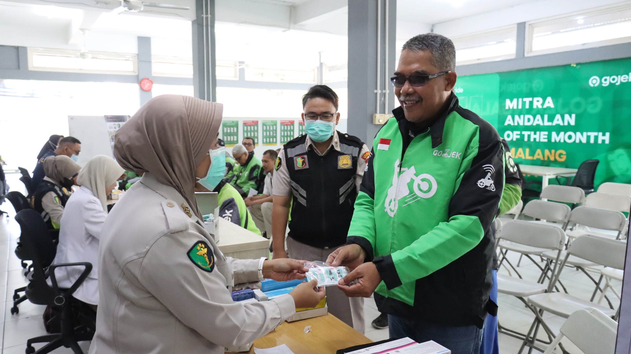 Senyum Ceria Driver Ojol Dapat Layanan Kesehatan Gratis dari Polresta Malang Kota Jelang Hari Bhayangkara ke -79