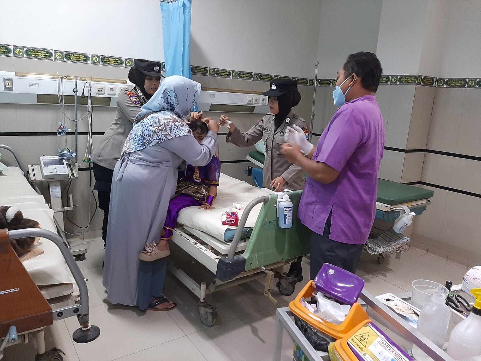 Bripka Yerika dan Brigadir Ersa Polwan Polsek Lamongan Kota Berikan Pertolongan Pertama kepada Korban Kecelakaan