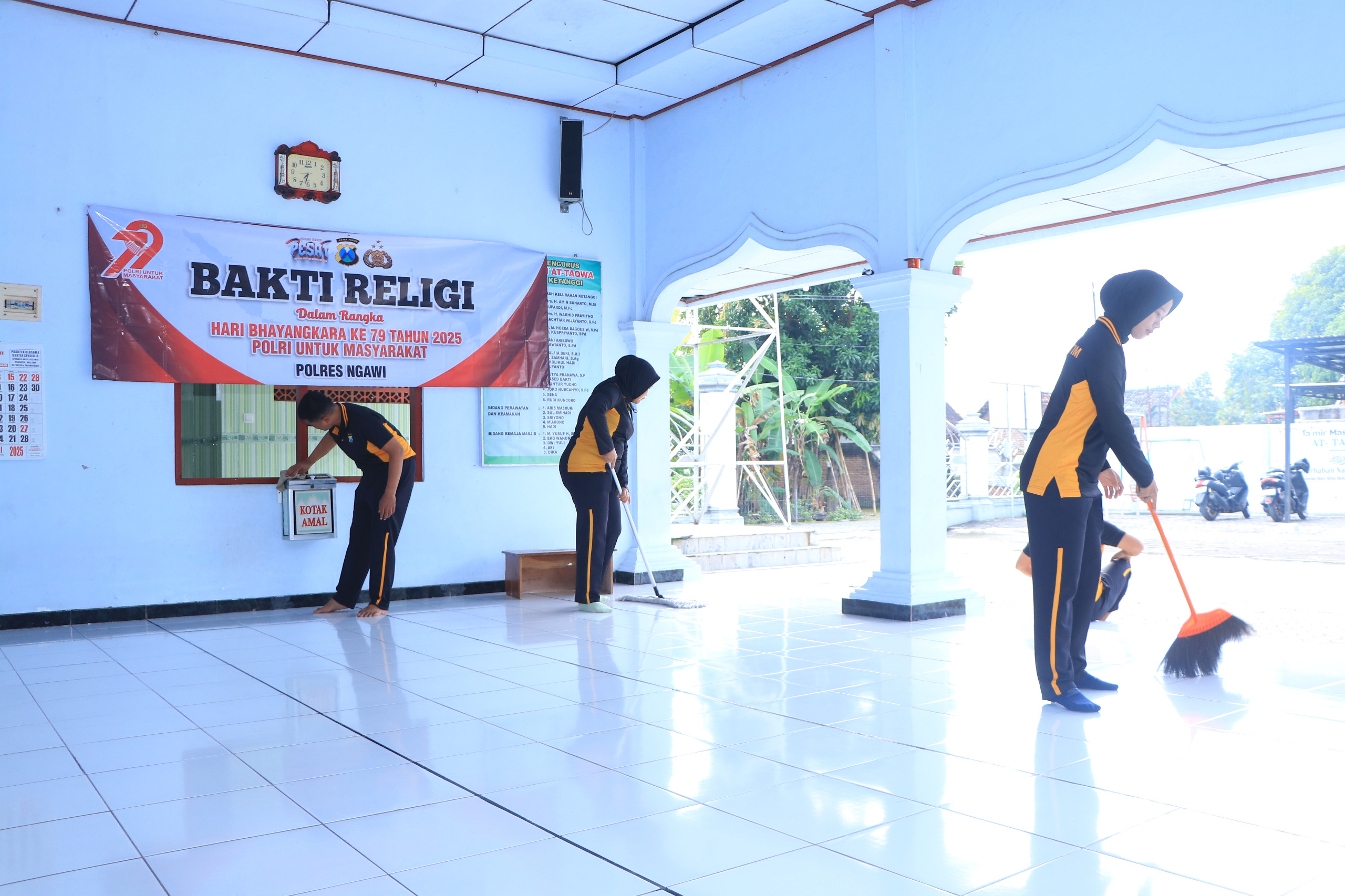 Polres Ngawi Gelar Bakti Religi di Hari Bhayangkara ke -79, Bersih – bersih di Sejumlah Tempat Ibadah