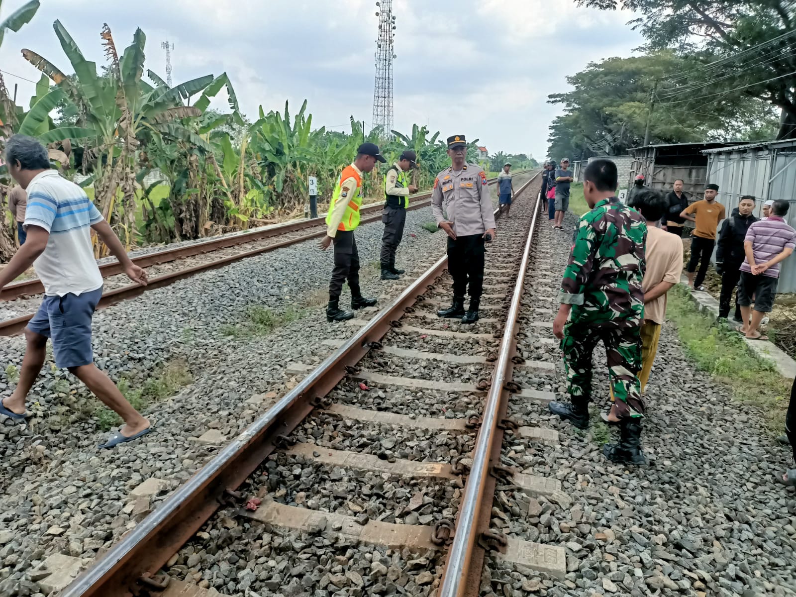 Polsek Sukodadi dan Unit Gakkum Satlantas Polres Lamongan Evakuasi Korban Laka Kereta Api di Desa Kebonsari