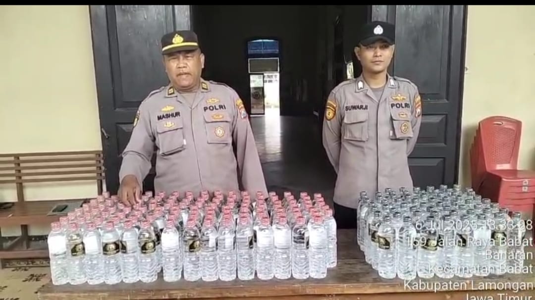 Polsek Babat Amankan Ratusan Botol Arak Bali di Desa Moropelang