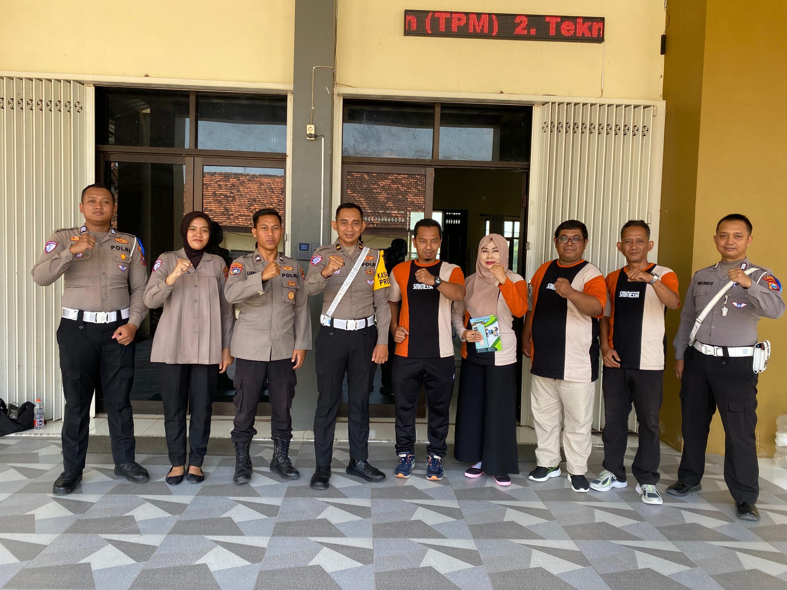 Satgas Preemtif Ops Patuh Semeru 2025 Berikan Binluh Kamseltibcar kepada Siswa Baru SMKN 1 Sarirejo