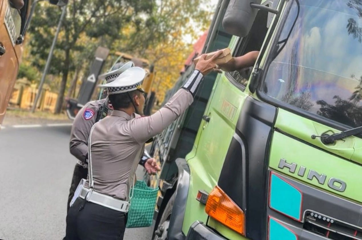 Polantas Berbagi Nasi Kotak untuk Pengendara Terjebak Macet di Hutan Baluran, Sopir Truk : Polisi Situbondo Luar Biasa