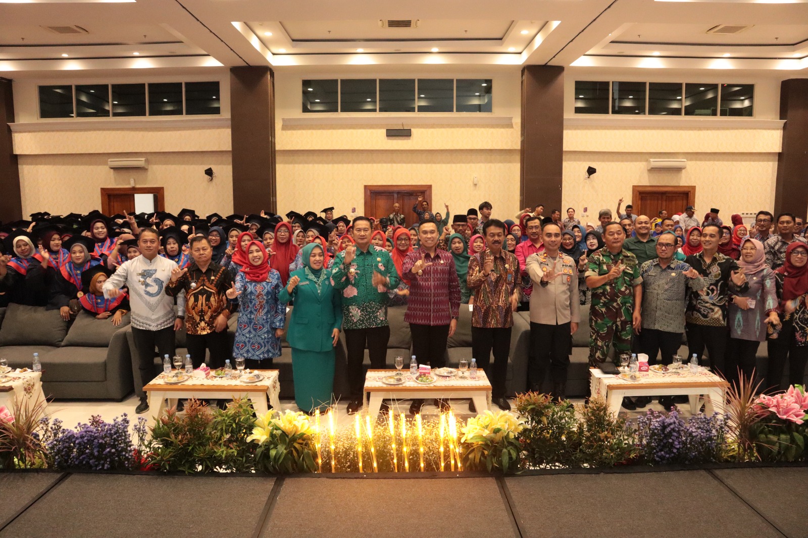 Wakapolres Lamongan Hadiri Peringatan Hari Keluarga Nasional Ke-32 dan Wisuda Sekolah Orang Tua Hebat Angkatan Ke-V Tahun 2025