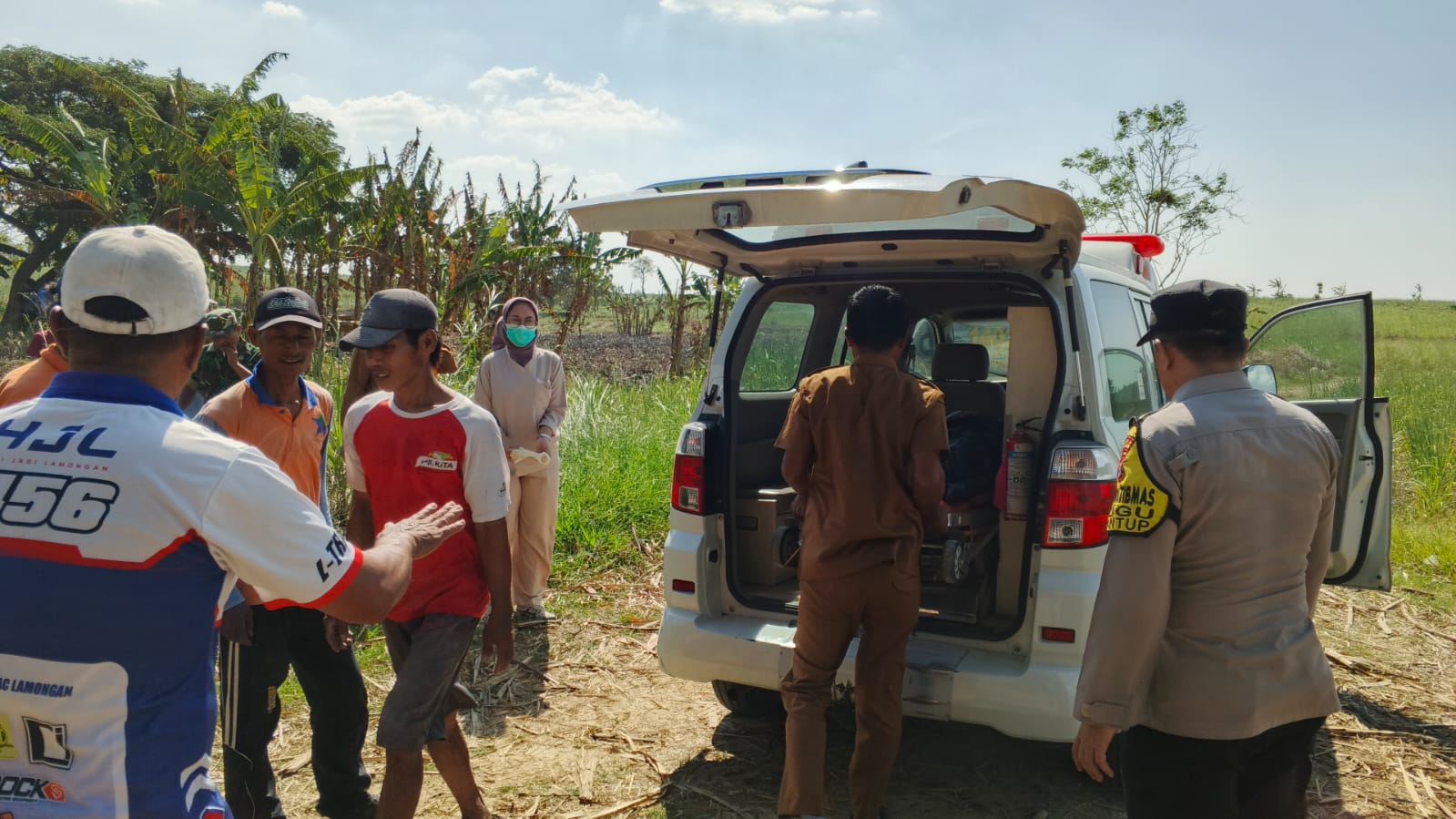 Anggota Polres Lamongan Evakuasi Petani Meninggal Dunia Diduga Karena Sakit di Area Persawahan Desa Sukobendu