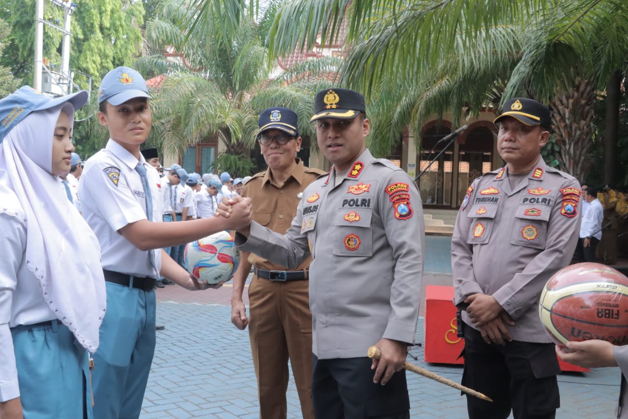 Polres Lamongan Goes To School –  Kapolres Lamongan Pimpin Apel Pelajar di SMA Negeri 2 Lamongan
