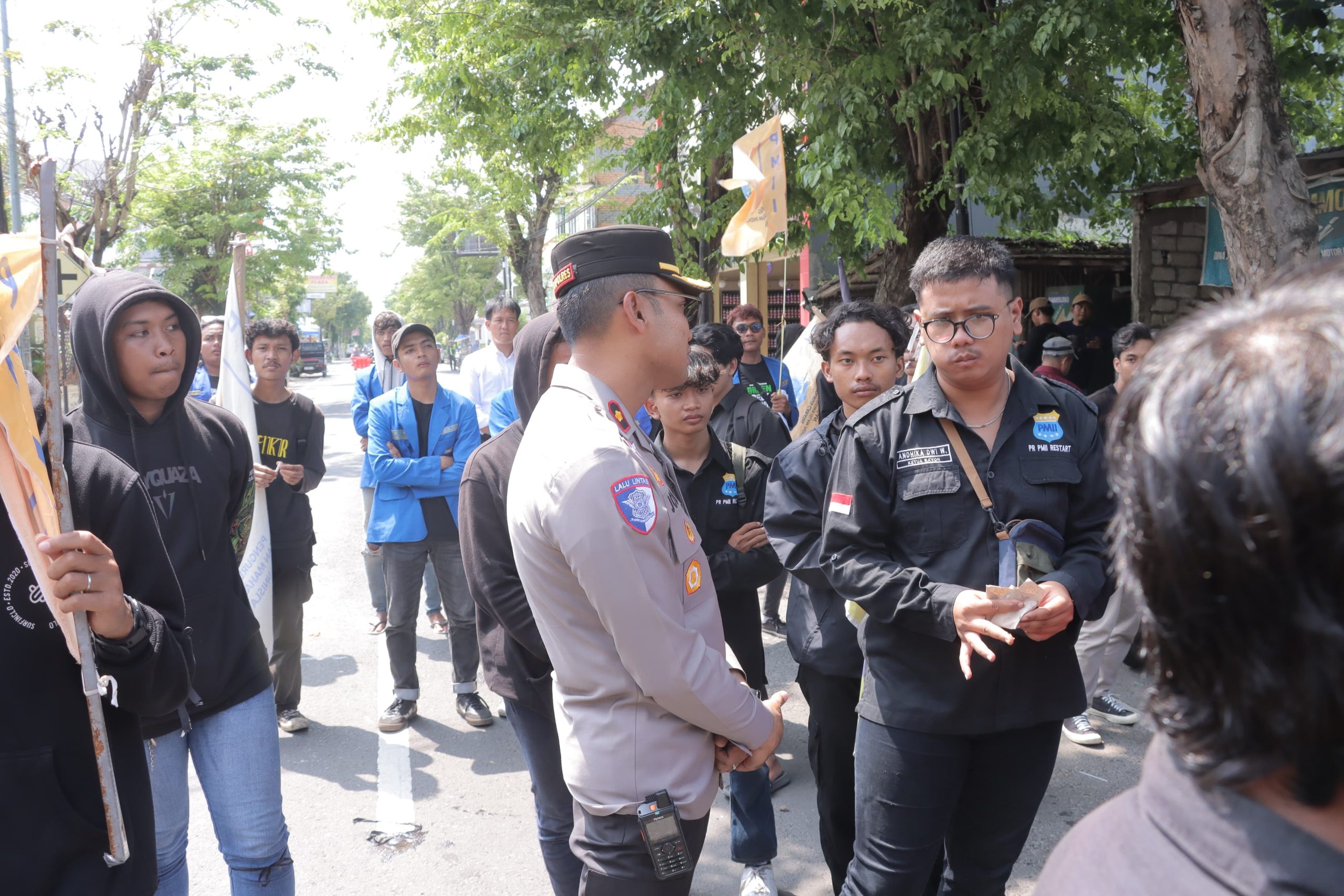 Polres Lamongan Berikan Pelayanan Humanis Saat Aksi Unjuk Rasa PC PMII di DPRD dan Pemkab Lamongan