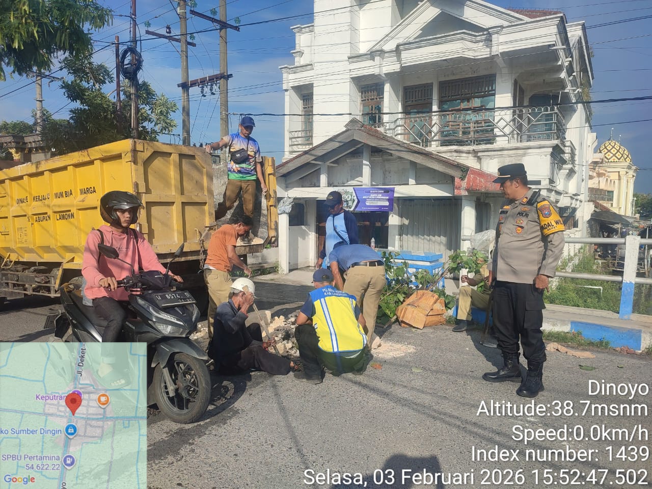 Langsung Beraksi Tambal Tiap Sisi, Polsek Deket Respon Cepat Aduan Masyarakat di Medsos Terkait Jalan Lubang