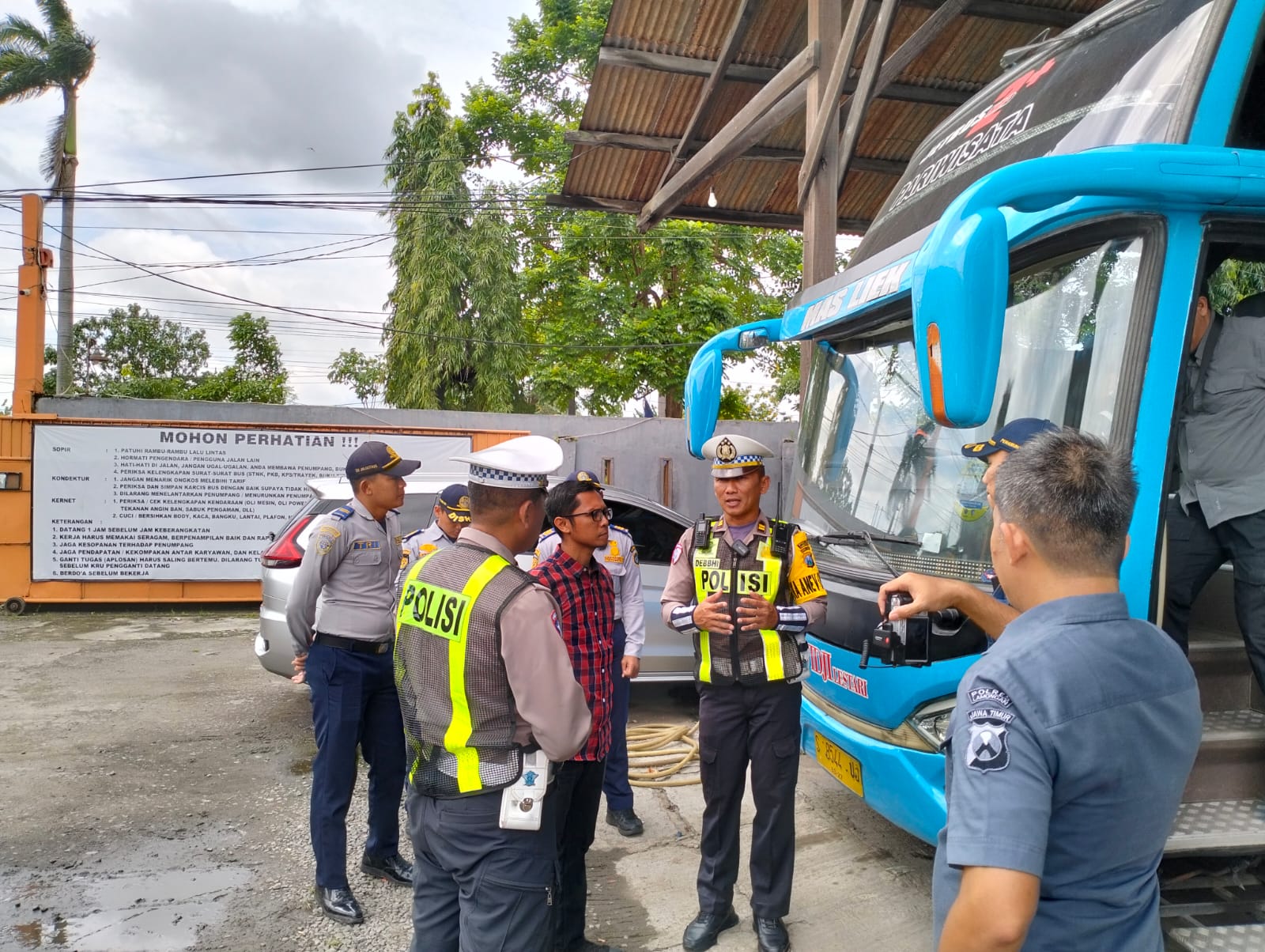 Ops Keselamatan Semeru 2026, Satlantas Polres Lamongan Laksanakan Ramp Check Bus Pariwisata Jelang Peringatan Harlah NU